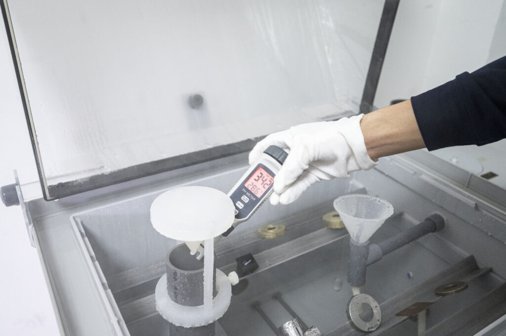 工作人员正在使用电镀盐雾测试机测试表面处理 2