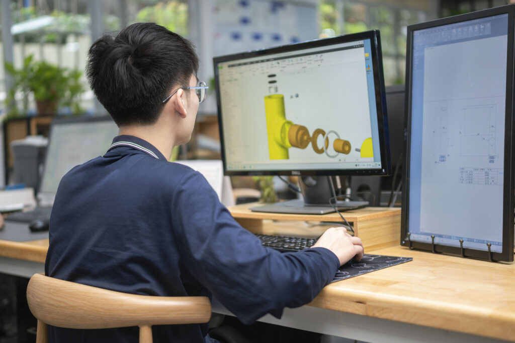 LDP S06 设计人员在电脑前制作水龙头3D模型效果设计图